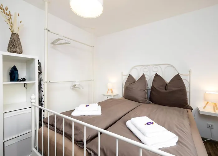 Ruhiger In Mit Terrasse, Garten & Privatem Stellplatz * Δρέσδη