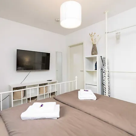 Ruhiger In Mit Terrasse, Garten & Privatem Stellplatz *