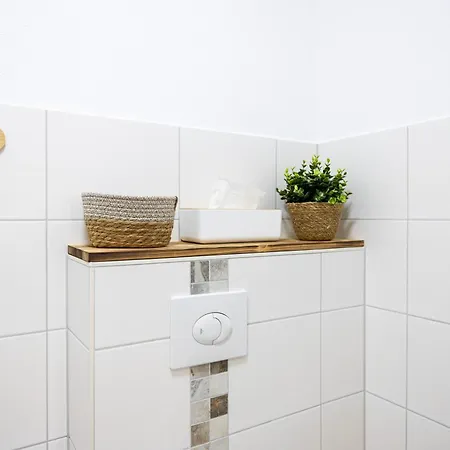 Gemuetliches & Ruhiges Mit Terrasse, Garten & Privatem Stellplatz