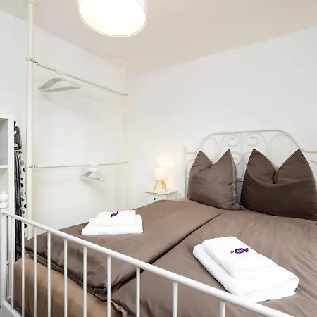 Ruhiger In Mit Terrasse, Garten & Privatem Stellplatz * Dresda