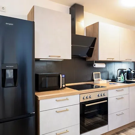 Ruhiger In Mit Terrasse, Garten & Privatem Stellplatz