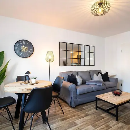 Ruhiger In Mit Terrasse, Garten & Privatem Stellplatz