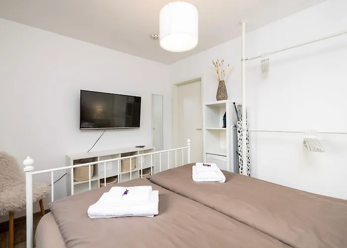 Ruhiger In Mit Terrasse, Garten & Privatem Stellplatz *