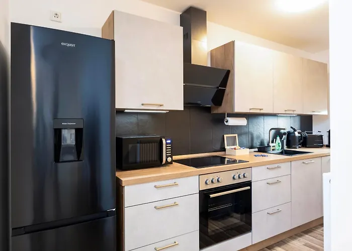 Ruhiger In Mit Terrasse, Garten & Privatem Stellplatz