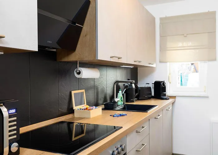 Ruhiger In Mit Terrasse, Garten & Privatem Stellplatz Apartman