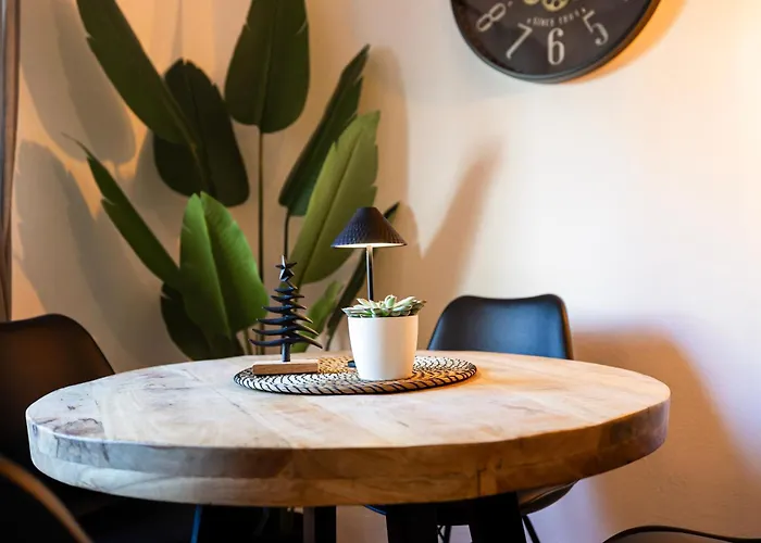 Ruhiger In Mit Terrasse, Garten & Privatem Stellplatz