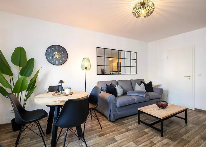 Ruhiger In Mit Terrasse, Garten & Privatem Stellplatz