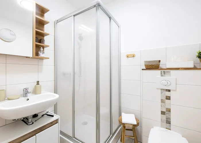 Apartment Ruhiger In Mit Terrasse, Garten & Privatem Stellplatz