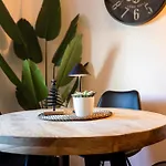 Ruhiger In Mit Terrasse, Garten & Privatem Stellplatz